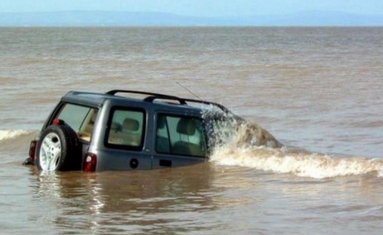 Vlorë, ngec fuoristrada e trafikut të drogës, tenton “të marrë detin me këmbë”