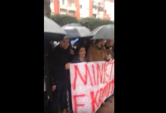 VIDEO LAJM/ Studentët e Juridikut në protestë: Gjonaj ik