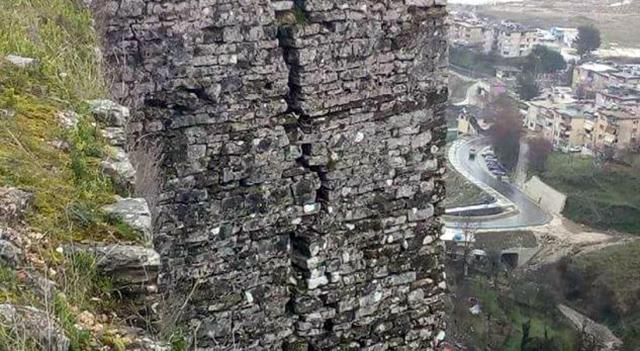 FOTO/ Nuk keni parë gjë akoma, rreziku i çarjes së murit kërcënon kalanë e Gjirokastrës