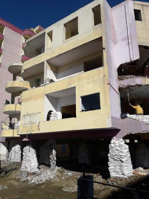 VIDEO & FOTO/ Fier, shpërthim i fuqishëm eksplozivi, rrafshohet godina 6-katëshe