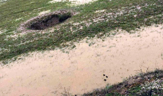 FOTO GALERI/ Dropull, alarmohen banorët, gropa të çuditshme hapen në mes të fushës