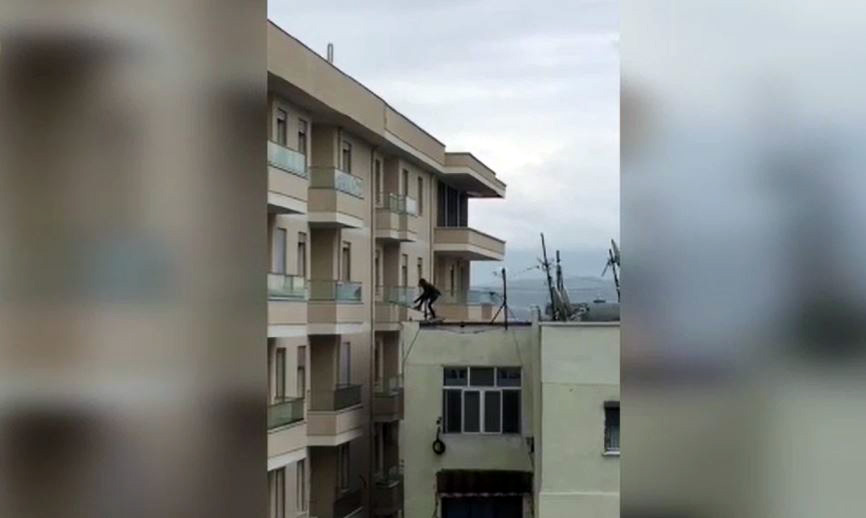 VIDEO & EMRI/ Durrës, qytetari filmon hajdutin duke hyrë në banesë