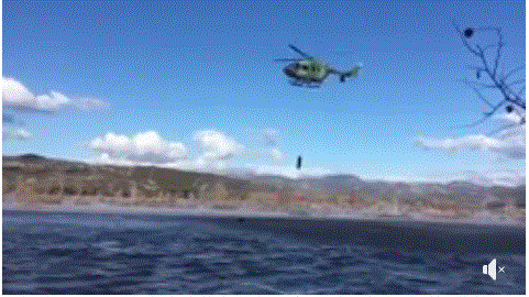 VIDEO/ Një helikopter dhe një skaf shpëtuan dy personat në mes të ujit