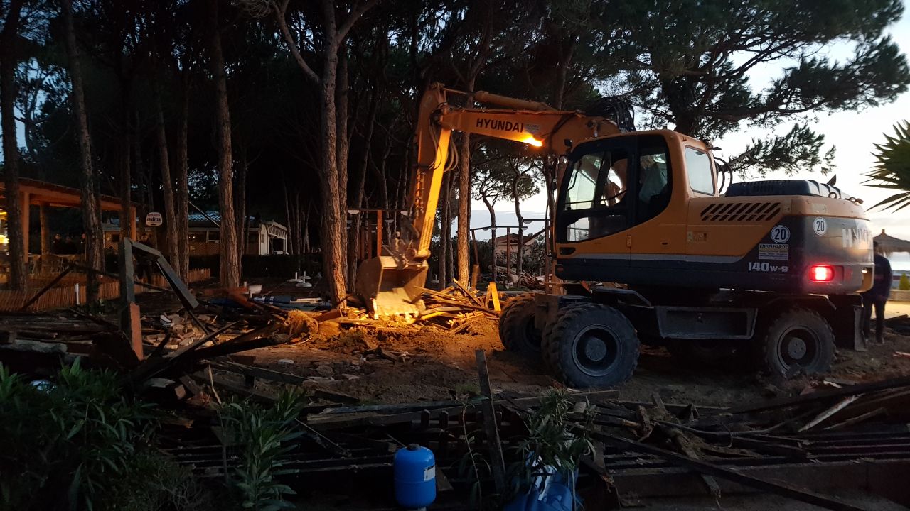 KMT prish ndërtimet në Golem, banorët tregojnë pse Rama po shemb ndërtimet në këtë zonë