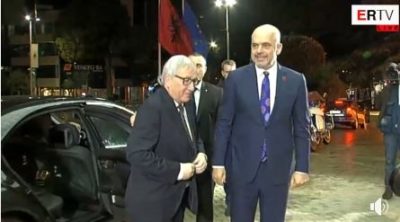 VIDEO/Presidenti i Komisionit Evropian mbërrin në Tiranë, Rama ceremoni pritjeje