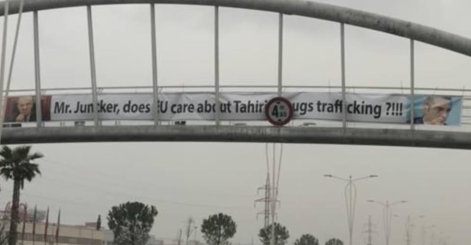 FOTO/Junker pritet me pyetjen e madhe në autostradë