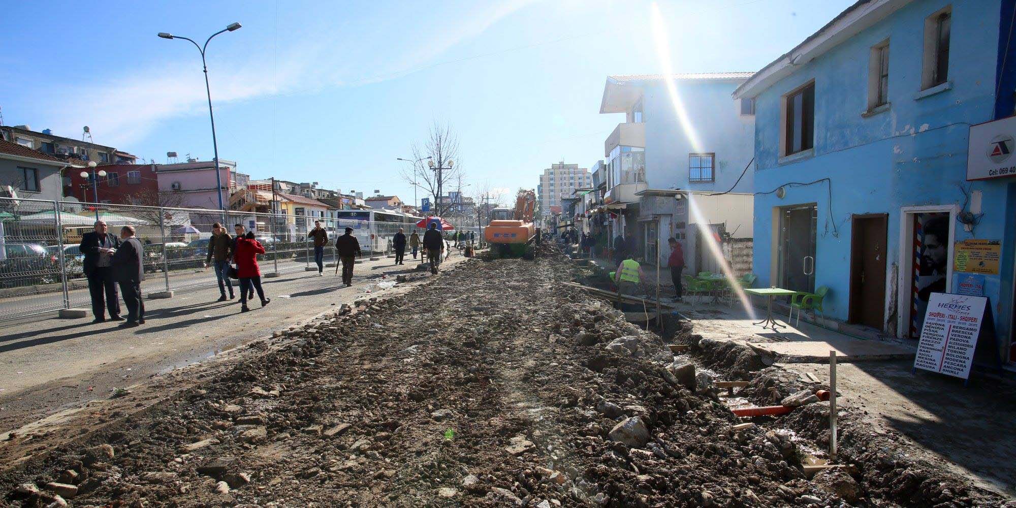 FOTO GALERI/ Kamëz, nisin punimet për ndërtimin e pedonales dhe qendrës së re të qytetit