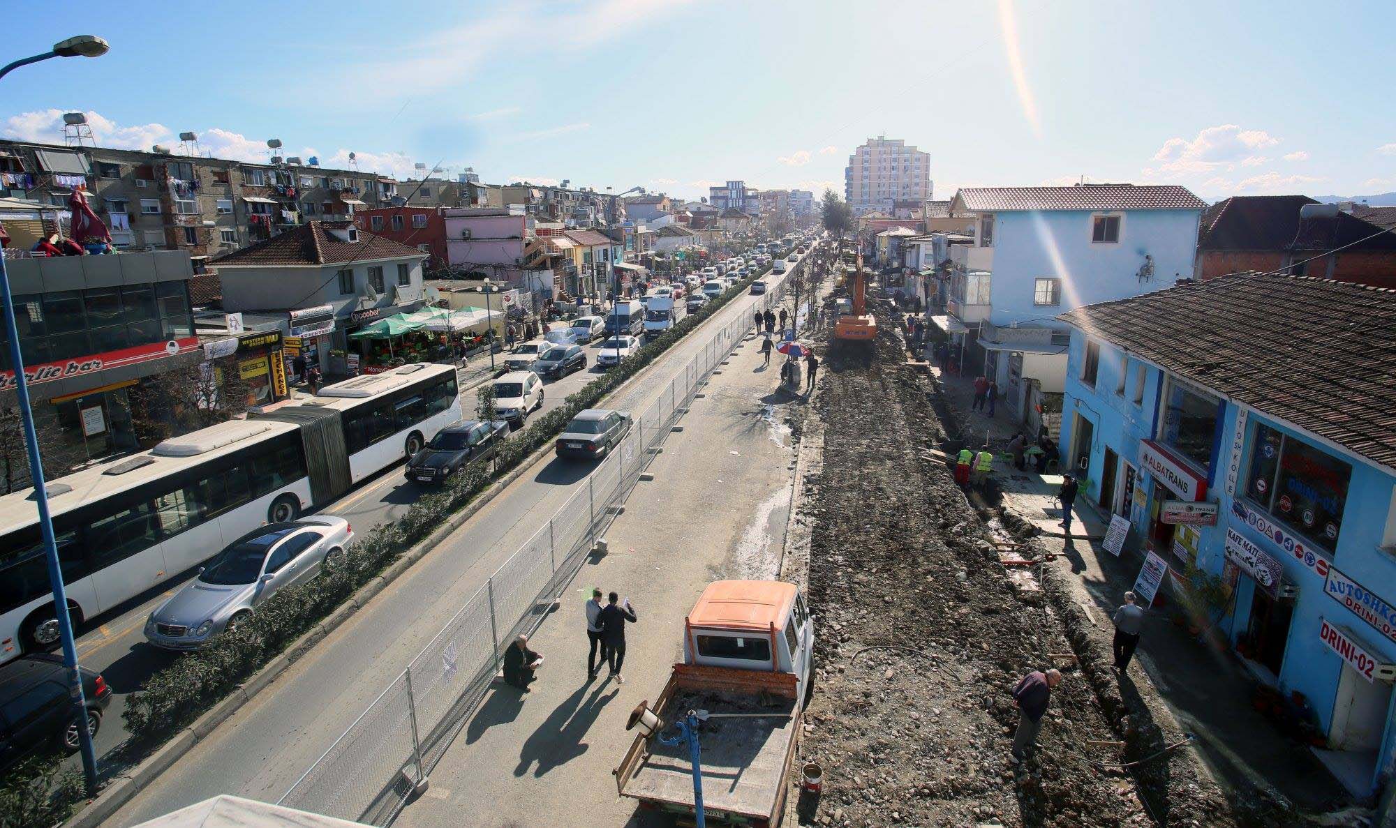 FOTO GALERI/ Kamëz, nisin punimet për ndërtimin e pedonales dhe qendrës së re të qytetit