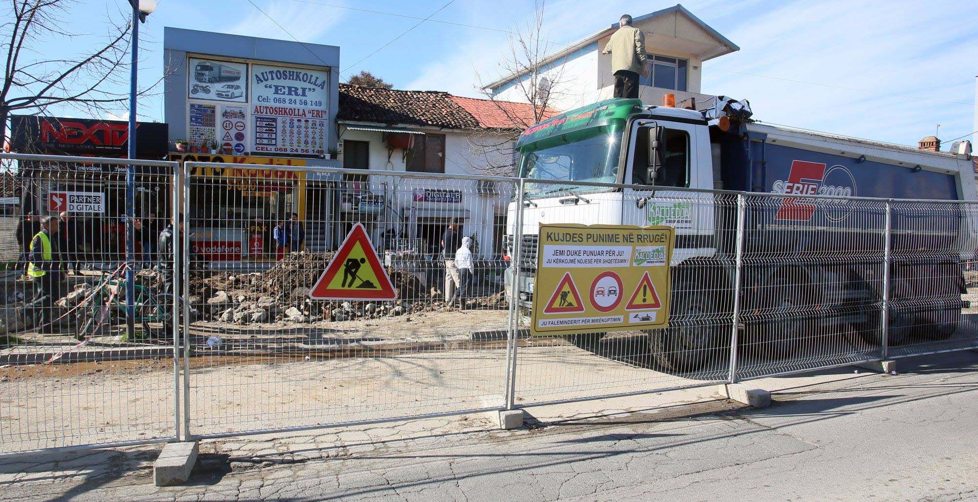 FOTO GALERI/ Kamëz, nisin punimet për ndërtimin e pedonales dhe qendrës së re të qytetit
