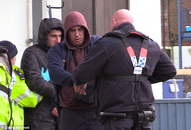 FOTO GALERI/ Shqiptarët rikthehen te gomonet, por tani për të arritur në Angli