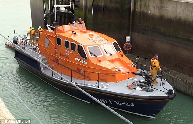 FOTO GALERI/ Shqiptarët rikthehen te gomonet, por tani për të arritur në Angli