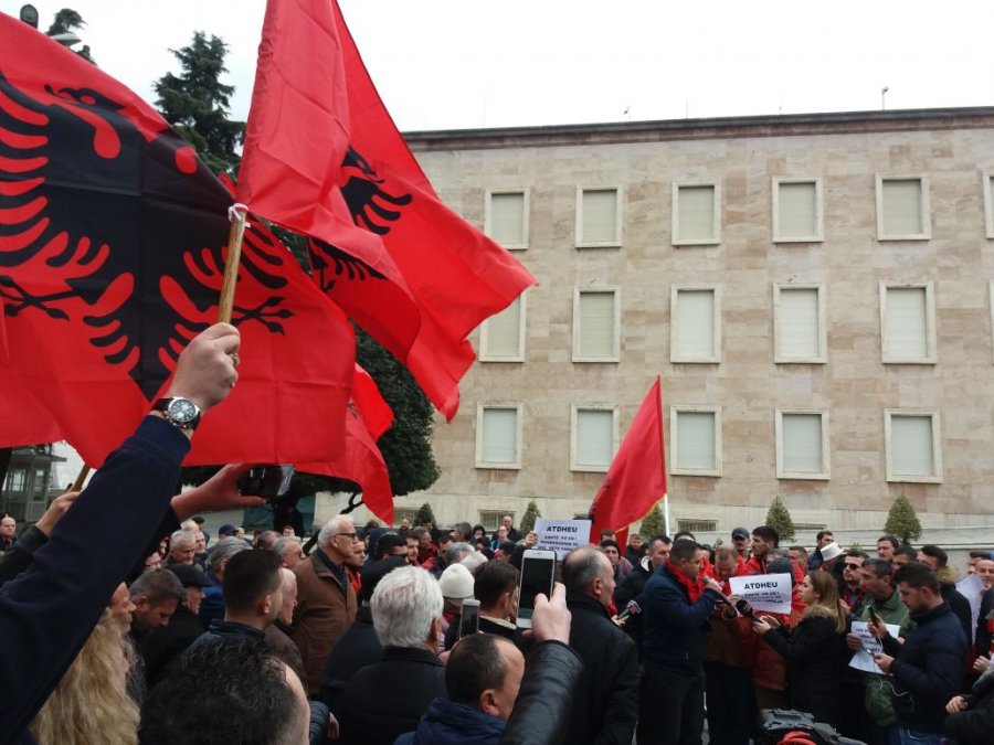 Protestë para Kryeministrisë kundër marrëveshjes së detit