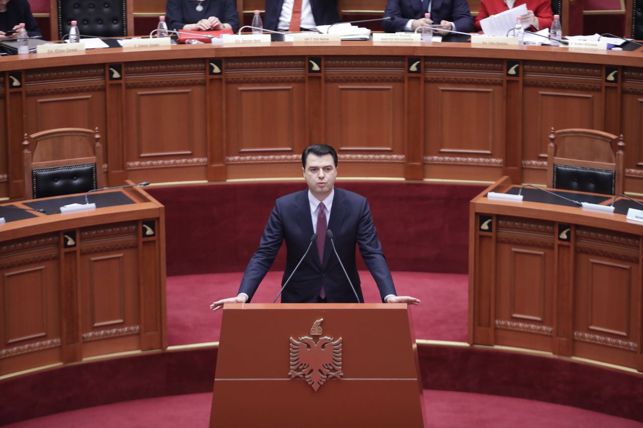 FOTO GALERI/ Sot në Kuvend, Gramoz Ruci kruan kokën, Edi Rama kruan kokën e veshin