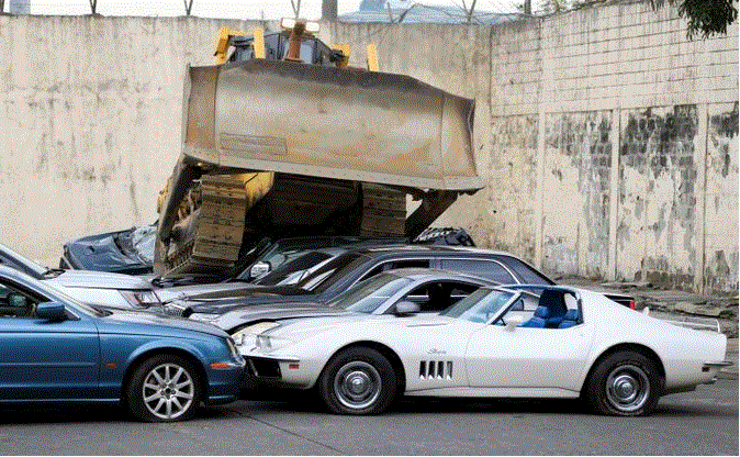 FOTO/Makinat luksoze të VIP-ve pa dokumenta nën traktor