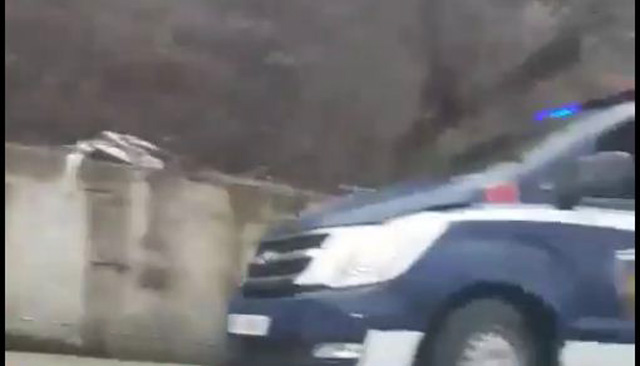 VIDEO/ Makina e policisë “i bie murit me kokë” në Kërrabë, tre makina përplasen në autostradë
