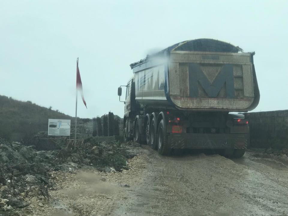FOTO/Skandali në Durres, kompania i hyn me fadroma murit romak në Porto Romano