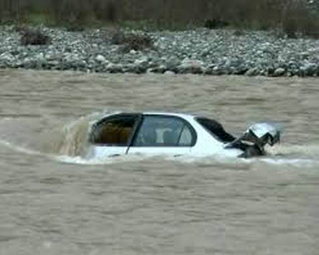 VIDEO/ “Benz”-i përfundon në ujërat e fryra të Osumit, drejtuesi është me fat