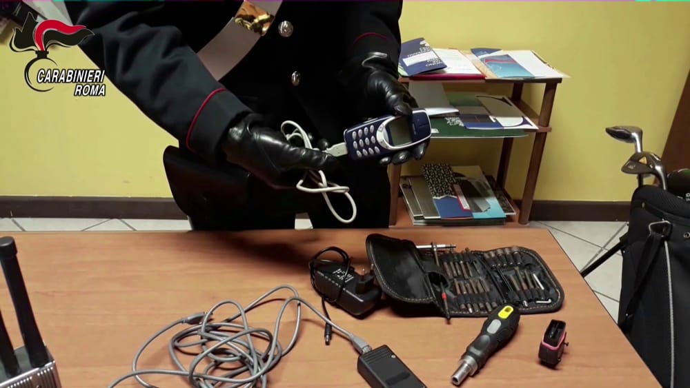 FOTO/ Itali, shqiptari dhe marokeni vidhnin makina luksoze, duke “i ndezur” me Nokia 3310