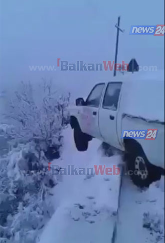 FOTO/Makina e OSSHE për pak bie në humnerë