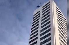 VIDEO/ Hidhet pa parashutë nga 74 metra lartësi dhe është gjallë