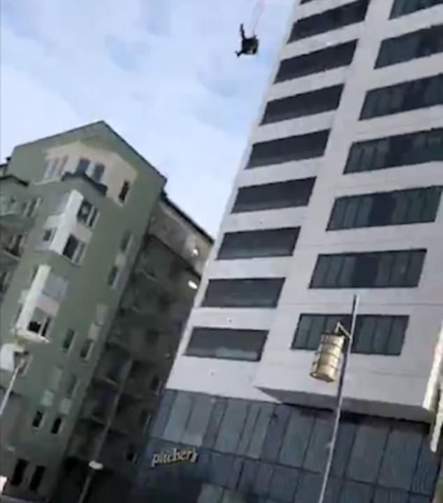 VIDEO/ Hidhet pa parashutë nga 74 metra lartësi dhe është gjallë