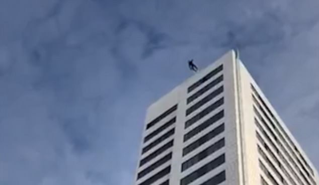 VIDEO/ Hidhet pa parashutë nga 74 metra lartësi dhe është gjallë