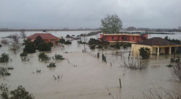 Vlorë, përmbyten sërish banorët, në disa fshatra niveli i uji shkon në 2 metra