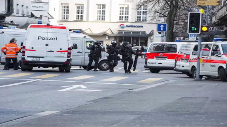 Vriten dy persona para bankës