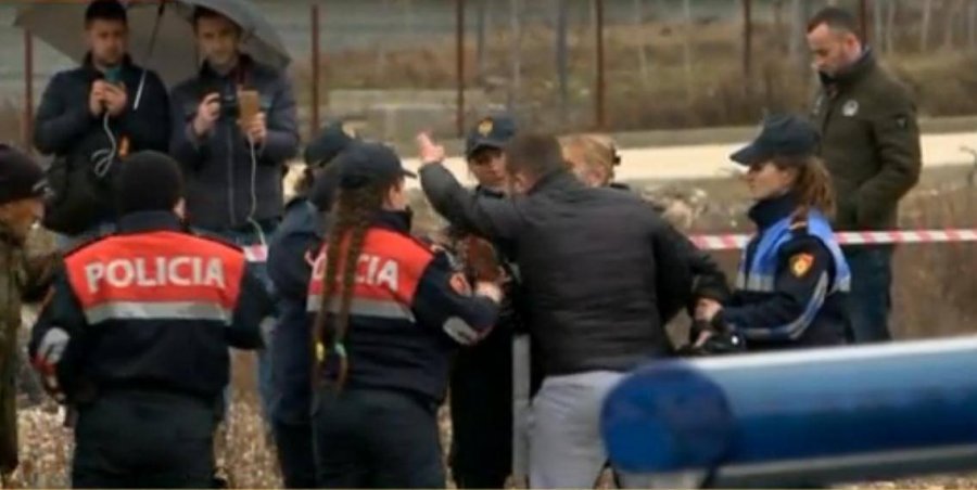 VIDEO/ Policia ndërhyn me dhunë, arrestohen  familjarët që kundërshtojnë shembjen e shtëpisë