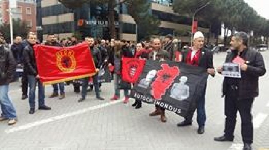 FOTO GALERI/ Tiranë protestë kundër faljes së 12 miljeve: Koha e maskarenjve, deti i shqiptarëve