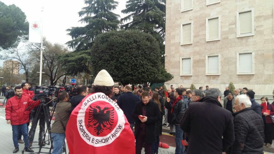 FOTO GALERI/ Tiranë protestë kundër faljes së 12 miljeve: Koha e maskarenjve, deti i shqiptarëve