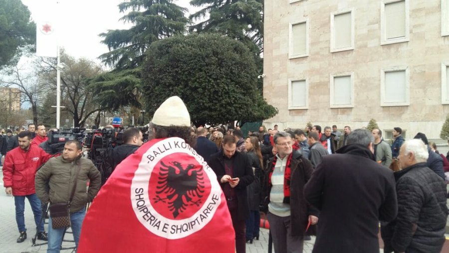 FOTO GALERI/ Tiranë protestë kundër faljes së 12 miljeve: Koha e maskarenjve, deti i shqiptarëve