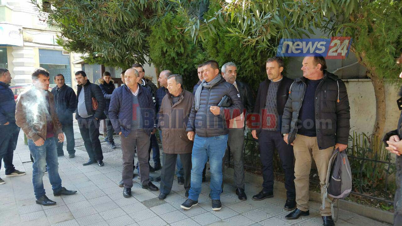 FOTO GALERI/ Arrestohen ish-zyrtarët e Ishmit, banorët kundër dalin në protestë