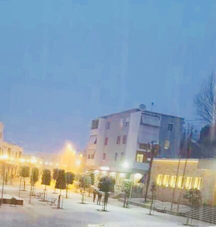 Debora bllokon Qafën e Thanës, rradhë e gjatë makinash