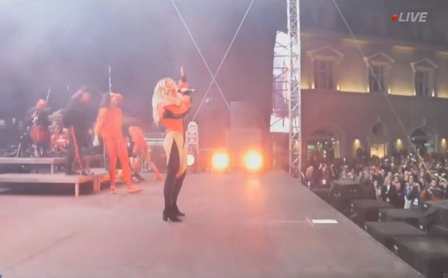 Rita Ora, serbët zemërohen: Duhet të edukohesh më shumë