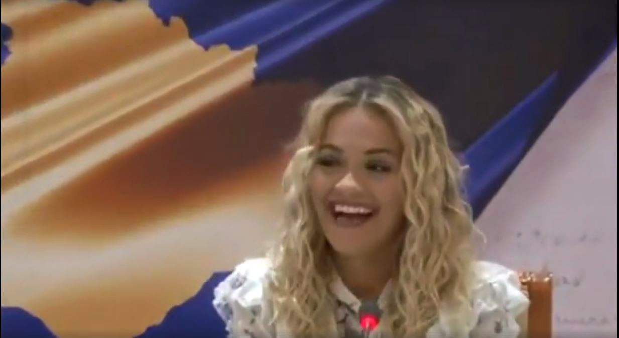 VIDEO/ Prishtinë, Rita Ora mban konferencë, gazetari i propozon për martesë