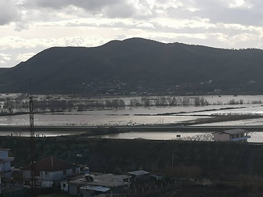 FOTO/Shkumbini merr përpara Rrogozhinën