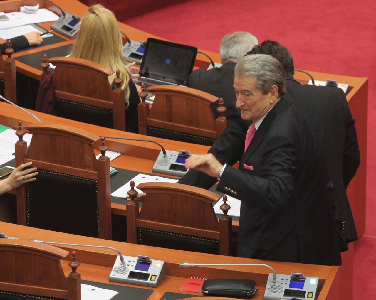 FOTO GALERI/ Sot në Kuvend, Gramoz Ruci kruan kokën, Edi Rama kruan kokën e veshin