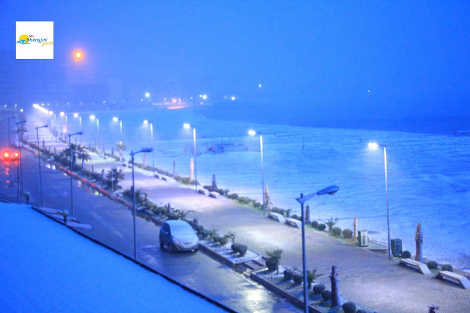 FOTO/Bora zbardh plazhet në Shëngjin