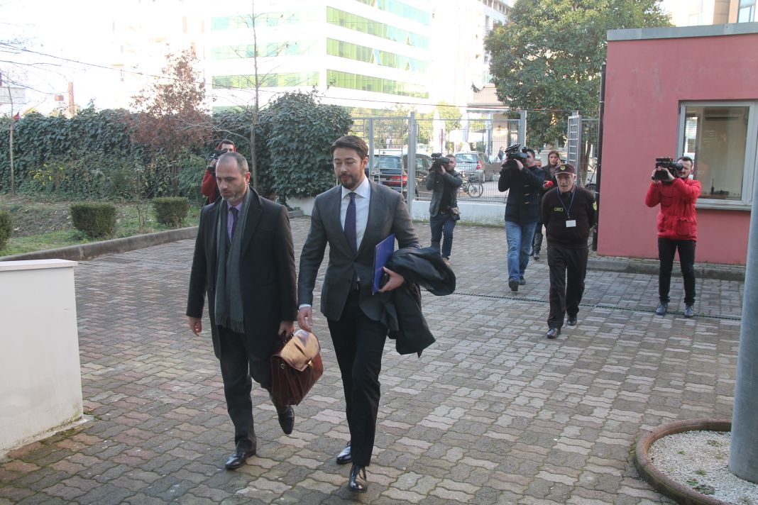 VIDEO & FOTO GALERI/ Shkëlzen Berisha mbërrin te Krimet e Rënda