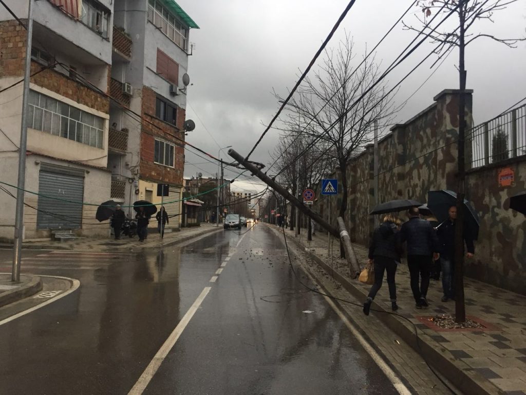 FOTO LAJM/ Tiranë, era e fortë rrëzon shtyllën
