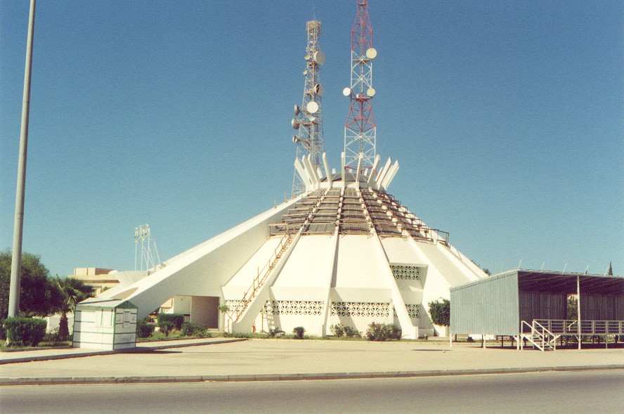 FOTO/ Ja sa autentike është piramida në Tiranë, binjakja është në Libi