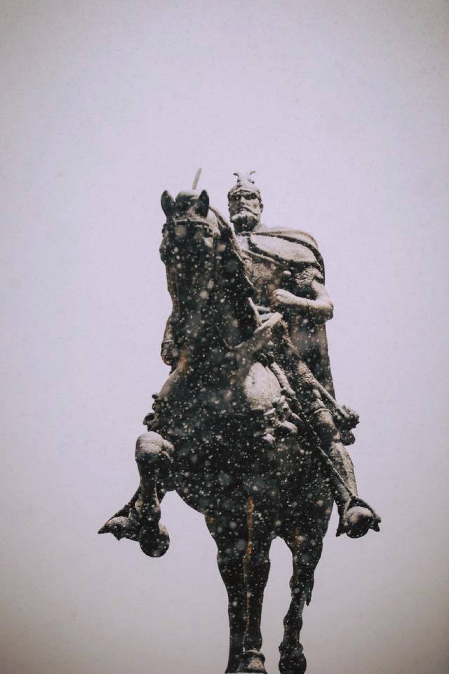 FOTO GALERI/ Rama poston borën në Tiranë, qytetarët ironizojnë: O Skënderbeu i Spiropalit, në kohën e Saliut nuk binte kurrë, kjo ndodh vetëm në qeverisjen tënde!