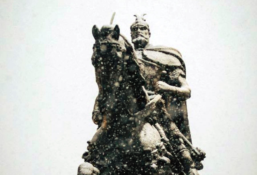 FOTO GALERI/ Rama poston borën në Tiranë, qytetarët ironizojnë: O Skënderbeu i Spiropalit, në kohën e Saliut nuk binte kurrë, kjo ndodh vetëm në qeverisjen tënde!