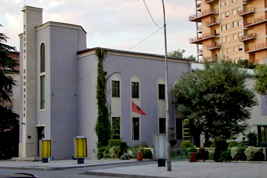 Aktorëve u mbyllen dyert e TK, shpërthen aktori: Askush se çan trapin për ne…