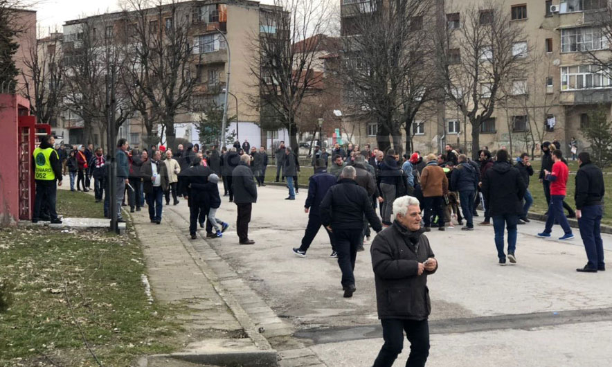 Tifozët mbyten me grushta mes tyre në Korcë, por policia…