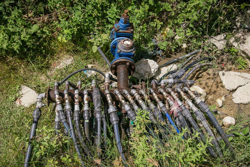 Lidhjet e paligjshme, policia nuk arreston biznesmenin por dy qytetarë i arrestoi dy ditë më parë
