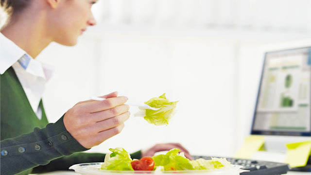 VKM-ja & SHIFRAT/ Qeveria urdhëron: Punëdhënësit t’u paguajnë drekën punonjësve ose tu japin lekët në dorë