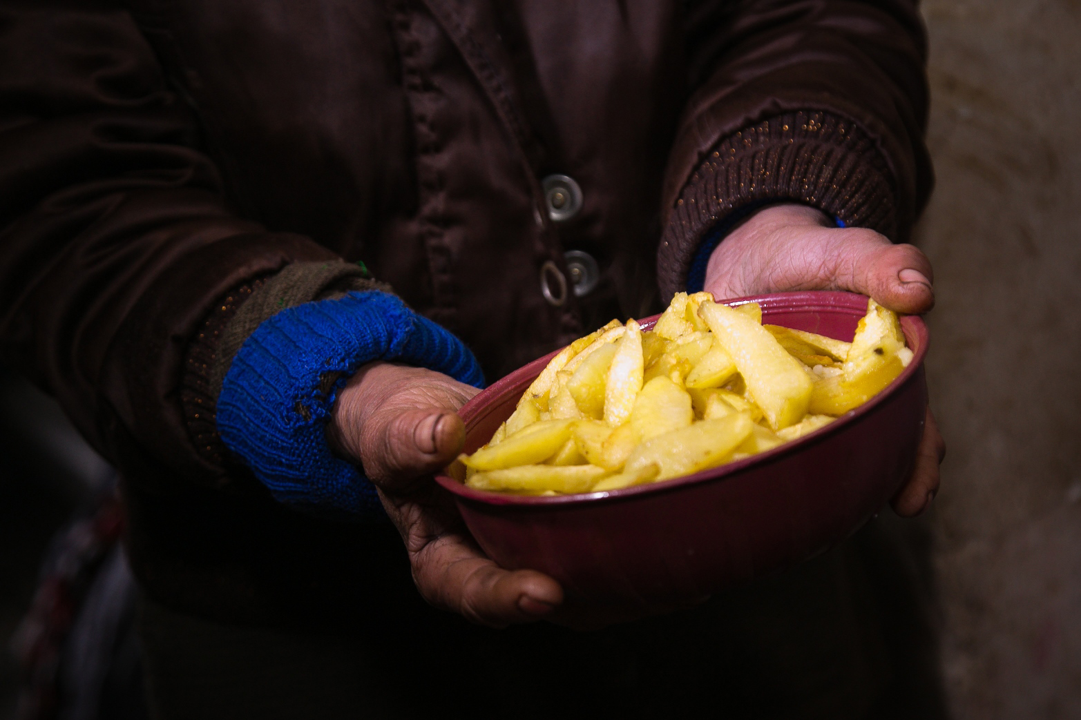 FOTOT GALERI/ Të përjashtuar nga ndihma ekonomike, fëmijët pa bukë në shkollë, familjarët “ngrenë duart lart”