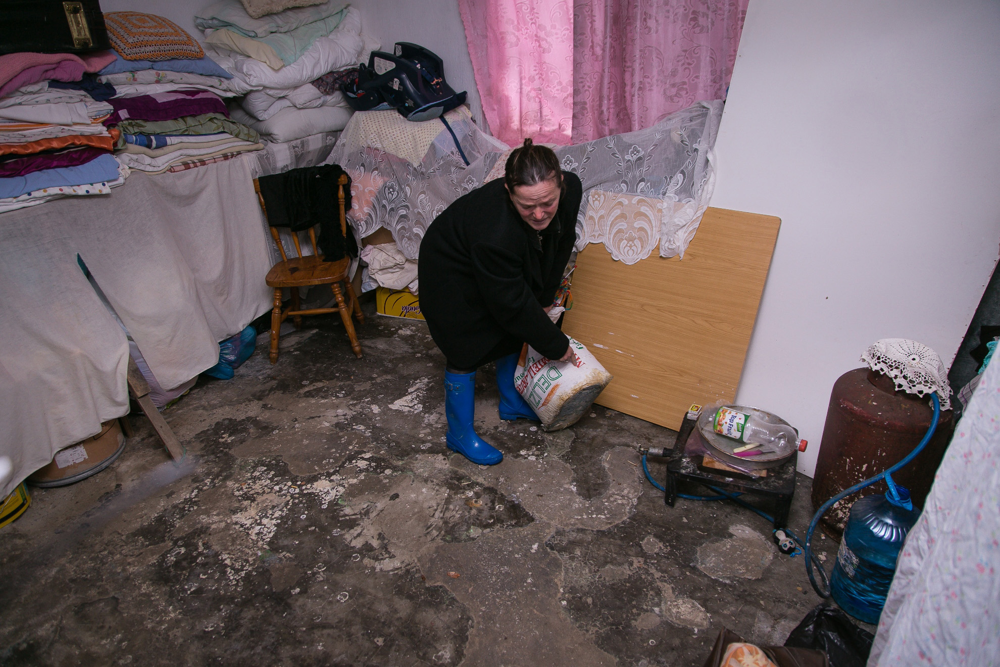 FOTO GALERI/ Dëshmi dhe pamje tronditëse nga familje të përjashtuara nga skema e ndihmës ekonomike në bashkinë e Kamzës